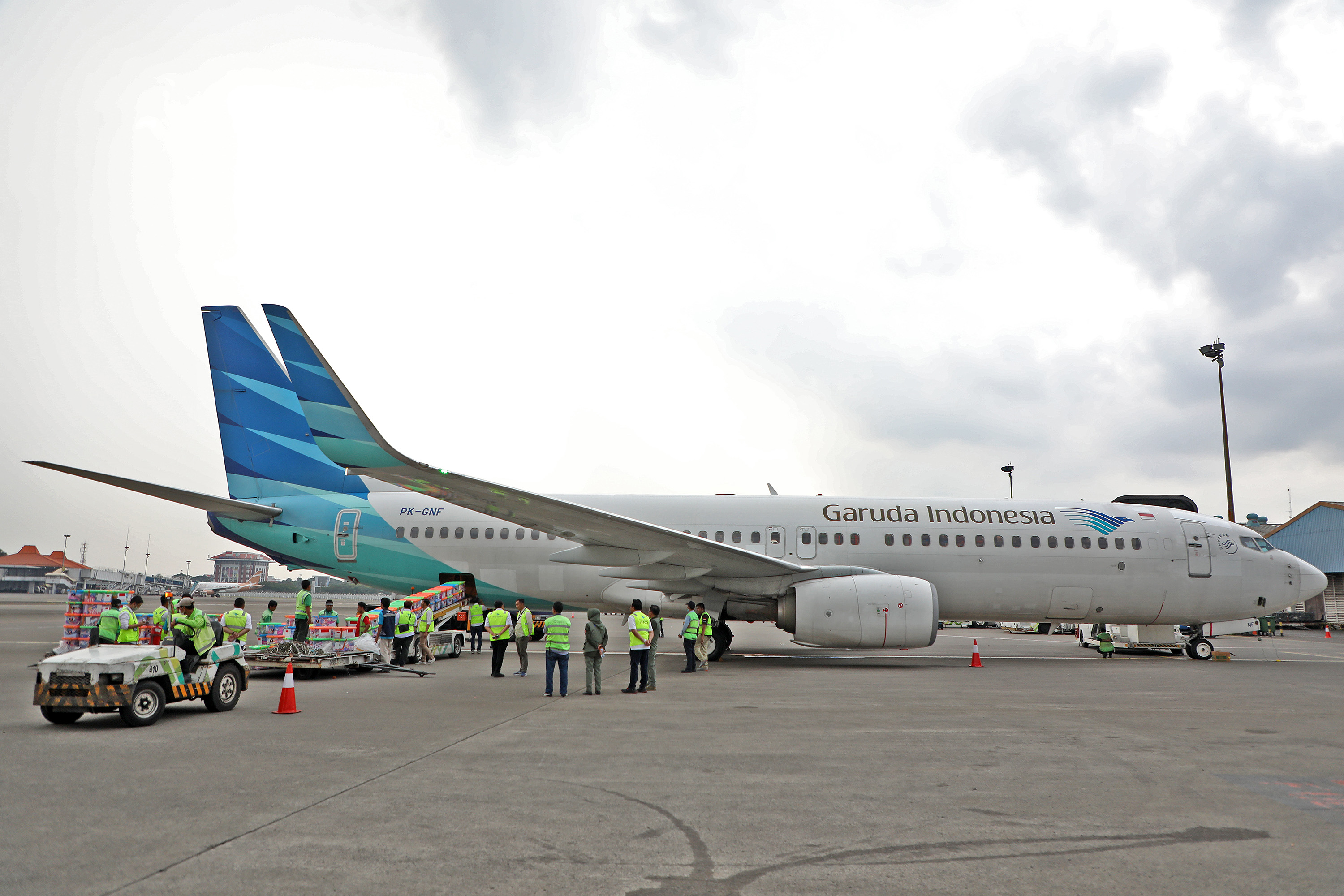 Sejumlah petugas memuat barang dan peralatan bantuan dari Pemerintah Indonesia untuk negara Republik Vanuatu ke dalam bagasi pesawat Garuda Indonesia di Terminal Kargo, Bandara Internasional Soekarno-Hatta, Tangerang, Banten, Senin (8/5).